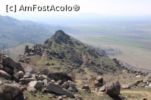 [P29] Munții Măcin, Traseul Culmea Pricopanului, Mergem mai departe, se vede în depărtare poteca ce coboară în stânga la un loc de popas » foto by mprofeanu
 - 
<span class="allrVoted glyphicon glyphicon-heart hidden" id="av1222022"></span>
<a class="m-l-10 hidden" id="sv1222022" onclick="voting_Foto_DelVot(,1222022,12680)" role="button">șterge vot <span class="glyphicon glyphicon-remove"></span></a>
<a id="v91222022" class=" c-red"  onclick="voting_Foto_SetVot(1222022)" role="button"><span class="glyphicon glyphicon-heart-empty"></span> <b>LIKE</b> = Votează poza</a> <img class="hidden"  id="f1222022W9" src="/imagini/loader.gif" border="0" /><span class="AjErrMes hidden" id="e1222022ErM"></span>