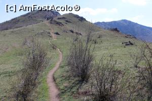 [P40] Munții Măcin, Traseul Culmea Pricopanului, Mergem mai departe spre Vârful Sulucu Mic, este cel din plan secund » foto by mprofeanu
 - 
<span class="allrVoted glyphicon glyphicon-heart hidden" id="av1222033"></span>
<a class="m-l-10 hidden" id="sv1222033" onclick="voting_Foto_DelVot(,1222033,12680)" role="button">șterge vot <span class="glyphicon glyphicon-remove"></span></a>
<a id="v91222033" class=" c-red"  onclick="voting_Foto_SetVot(1222033)" role="button"><span class="glyphicon glyphicon-heart-empty"></span> <b>LIKE</b> = Votează poza</a> <img class="hidden"  id="f1222033W9" src="/imagini/loader.gif" border="0" /><span class="AjErrMes hidden" id="e1222033ErM"></span>