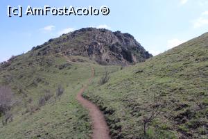 [P41] Munții Măcin, Traseul Culmea Pricopanului, Vârful Sulucu Mic se vede tot mai bine, vom urca la el.... » foto by mprofeanu
 - 
<span class="allrVoted glyphicon glyphicon-heart hidden" id="av1222034"></span>
<a class="m-l-10 hidden" id="sv1222034" onclick="voting_Foto_DelVot(,1222034,12680)" role="button">șterge vot <span class="glyphicon glyphicon-remove"></span></a>
<a id="v91222034" class=" c-red"  onclick="voting_Foto_SetVot(1222034)" role="button"><span class="glyphicon glyphicon-heart-empty"></span> <b>LIKE</b> = Votează poza</a> <img class="hidden"  id="f1222034W9" src="/imagini/loader.gif" border="0" /><span class="AjErrMes hidden" id="e1222034ErM"></span>