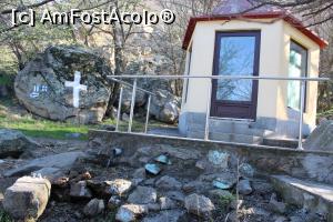 [P09] Munții Măcin, Traseul Culmea Pricopanului, Fântâna de Leac și în stânga cele două marcaje, cruce albastră și bandă albastră, de aici începe urcușul... » foto by mprofeanu
 - 
<span class="allrVoted glyphicon glyphicon-heart hidden" id="av1222002"></span>
<a class="m-l-10 hidden" id="sv1222002" onclick="voting_Foto_DelVot(,1222002,12680)" role="button">șterge vot <span class="glyphicon glyphicon-remove"></span></a>
<a id="v91222002" class=" c-red"  onclick="voting_Foto_SetVot(1222002)" role="button"><span class="glyphicon glyphicon-heart-empty"></span> <b>LIKE</b> = Votează poza</a> <img class="hidden"  id="f1222002W9" src="/imagini/loader.gif" border="0" /><span class="AjErrMes hidden" id="e1222002ErM"></span>
