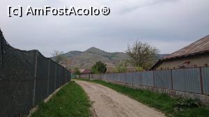 [P20] Ulita noastra, la plecarea de acasa. Trebuia sa cucerim Varful Tutuiatu din fata. Nu cel ascutit, chiar daca pare mai inalt. Cel din spate-stanga este Tutuiatu si este cel mai inalt varf din Muntii Macinului.  » foto by Aurici
 - 
<span class="allrVoted glyphicon glyphicon-heart hidden" id="av854341"></span>
<a class="m-l-10 hidden" id="sv854341" onclick="voting_Foto_DelVot(,854341,12680)" role="button">șterge vot <span class="glyphicon glyphicon-remove"></span></a>
<a id="v9854341" class=" c-red"  onclick="voting_Foto_SetVot(854341)" role="button"><span class="glyphicon glyphicon-heart-empty"></span> <b>LIKE</b> = Votează poza</a> <img class="hidden"  id="f854341W9" src="/imagini/loader.gif" border="0" /><span class="AjErrMes hidden" id="e854341ErM"></span>