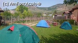 [P03] Si curtea pensiunii era plina. Foarte multi turisti in Greci, care stateau in special la cort. In fata se vad Muntii Macinului.  » foto by Aurici
 - 
<span class="allrVoted glyphicon glyphicon-heart hidden" id="av854309"></span>
<a class="m-l-10 hidden" id="sv854309" onclick="voting_Foto_DelVot(,854309,12680)" role="button">șterge vot <span class="glyphicon glyphicon-remove"></span></a>
<a id="v9854309" class=" c-red"  onclick="voting_Foto_SetVot(854309)" role="button"><span class="glyphicon glyphicon-heart-empty"></span> <b>LIKE</b> = Votează poza</a> <img class="hidden"  id="f854309W9" src="/imagini/loader.gif" border="0" /><span class="AjErrMes hidden" id="e854309ErM"></span>