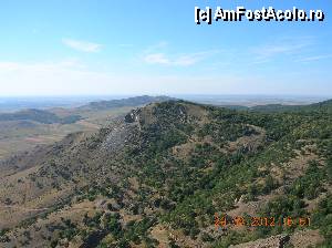 [P10] Aici Cavalu (430 m), în planul II de la oara 9 spre ora 14 Culmea Pricopanului, în planul III puţin spre stânga Oraşul Măcin.  » foto by Qvadratvus
 - 
<span class="allrVoted glyphicon glyphicon-heart hidden" id="av363236"></span>
<a class="m-l-10 hidden" id="sv363236" onclick="voting_Foto_DelVot(,363236,12680)" role="button">șterge vot <span class="glyphicon glyphicon-remove"></span></a>
<a id="v9363236" class=" c-red"  onclick="voting_Foto_SetVot(363236)" role="button"><span class="glyphicon glyphicon-heart-empty"></span> <b>LIKE</b> = Votează poza</a> <img class="hidden"  id="f363236W9" src="/imagini/loader.gif" border="0" /><span class="AjErrMes hidden" id="e363236ErM"></span>