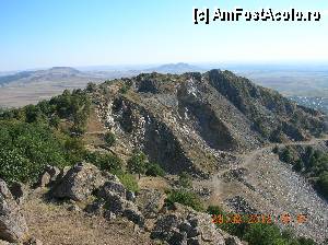 [P07] Vârful Ghiunaltu (442 m). O şea relativ prietenoasă ne conduce la el. Deasupra vârfului - în centru - o fi oare Priopcea (410 m) ? » foto by Qvadratvus
 - 
<span class="allrVoted glyphicon glyphicon-heart hidden" id="av363218"></span>
<a class="m-l-10 hidden" id="sv363218" onclick="voting_Foto_DelVot(,363218,12680)" role="button">șterge vot <span class="glyphicon glyphicon-remove"></span></a>
<a id="v9363218" class=" c-red"  onclick="voting_Foto_SetVot(363218)" role="button"><span class="glyphicon glyphicon-heart-empty"></span> <b>LIKE</b> = Votează poza</a> <img class="hidden"  id="f363218W9" src="/imagini/loader.gif" border="0" /><span class="AjErrMes hidden" id="e363218ErM"></span>