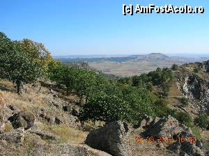 [P08] Spre şeaua dintre Ţuţuiatu şi Ghiunaltu. În centru s-ar putea să fie - deasupra şeii - Sivrica şi Pietrele Albe (aproximativ 300 m altitudine).  » foto by Qvadratvus
 - 
<span class="allrVoted glyphicon glyphicon-heart hidden" id="av363225"></span>
<a class="m-l-10 hidden" id="sv363225" onclick="voting_Foto_DelVot(,363225,12680)" role="button">șterge vot <span class="glyphicon glyphicon-remove"></span></a>
<a id="v9363225" class=" c-red"  onclick="voting_Foto_SetVot(363225)" role="button"><span class="glyphicon glyphicon-heart-empty"></span> <b>LIKE</b> = Votează poza</a> <img class="hidden"  id="f363225W9" src="/imagini/loader.gif" border="0" /><span class="AjErrMes hidden" id="e363225ErM"></span>