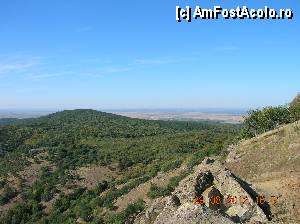 [P09] Puţin mai jos de Vârful Ţuţuiatu, cu obiectivul spre Vârful Jalbă (382 m). Orientarea este aproximativ NNE. Satul din zare este probabil Luncaviţa şi mai departe este teritoriul Ucrainei.  » foto by Qvadratvus
 - 
<span class="allrVoted glyphicon glyphicon-heart hidden" id="av363235"></span>
<a class="m-l-10 hidden" id="sv363235" onclick="voting_Foto_DelVot(,363235,12680)" role="button">șterge vot <span class="glyphicon glyphicon-remove"></span></a>
<a id="v9363235" class=" c-red"  onclick="voting_Foto_SetVot(363235)" role="button"><span class="glyphicon glyphicon-heart-empty"></span> <b>LIKE</b> = Votează poza</a> <img class="hidden"  id="f363235W9" src="/imagini/loader.gif" border="0" /><span class="AjErrMes hidden" id="e363235ErM"></span>