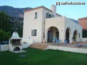 [P01] Vila Katerina, dinspre curte. Se vede parcarea. La parter, la primele geamuri este livingul, in partea departata este dormitorul. La etaj sint 2 dormitoare cu terasa.  » foto by abancor
 - 
<span class="allrVoted glyphicon glyphicon-heart hidden" id="av363352"></span>
<a class="m-l-10 hidden" id="sv363352" onclick="voting_Foto_DelVot(,363352,12688)" role="button">șterge vot <span class="glyphicon glyphicon-remove"></span></a>
<a id="v9363352" class=" c-red"  onclick="voting_Foto_SetVot(363352)" role="button"><span class="glyphicon glyphicon-heart-empty"></span> <b>LIKE</b> = Votează poza</a> <img class="hidden"  id="f363352W9" src="/imagini/loader.gif" border="0" /><span class="AjErrMes hidden" id="e363352ErM"></span>