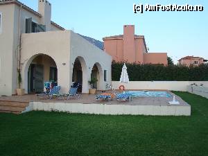 [P02] Se vede piscina, sezlongurile si gardul viu care o separa de vila vecina, deci ai destula intimitate. Inspre dreapta este un teren viran cu lamii si leandrii.  » foto by abancor
 - 
<span class="allrVoted glyphicon glyphicon-heart hidden" id="av363355"></span>
<a class="m-l-10 hidden" id="sv363355" onclick="voting_Foto_DelVot(,363355,12688)" role="button">șterge vot <span class="glyphicon glyphicon-remove"></span></a>
<a id="v9363355" class=" c-red"  onclick="voting_Foto_SetVot(363355)" role="button"><span class="glyphicon glyphicon-heart-empty"></span> <b>LIKE</b> = Votează poza</a> <img class="hidden"  id="f363355W9" src="/imagini/loader.gif" border="0" /><span class="AjErrMes hidden" id="e363355ErM"></span>