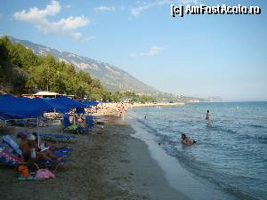 [P09] Plaja Trapezaki, cea mai apropiata de vila. Este o plaja recomandata pentru copii mici. Se vede de altfel ca apa este mica la mal si destui metri in larg.  » foto by abancor
 - 
<span class="allrVoted glyphicon glyphicon-heart hidden" id="av363379"></span>
<a class="m-l-10 hidden" id="sv363379" onclick="voting_Foto_DelVot(,363379,12688)" role="button">șterge vot <span class="glyphicon glyphicon-remove"></span></a>
<a id="v9363379" class=" c-red"  onclick="voting_Foto_SetVot(363379)" role="button"><span class="glyphicon glyphicon-heart-empty"></span> <b>LIKE</b> = Votează poza</a> <img class="hidden"  id="f363379W9" src="/imagini/loader.gif" border="0" /><span class="AjErrMes hidden" id="e363379ErM"></span>