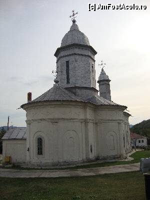 [P23] Mănăstirea Rătești / Biserica cu hramurile ”Sfânta Treime” și ”Sfântul Mare Mucenic Dimitrie – Izvorâtorul de mir” văzută de pe aleea ce duce către cimitirul mănăstirii.  » foto by Floryn81
 - 
<span class="allrVoted glyphicon glyphicon-heart hidden" id="av375233"></span>
<a class="m-l-10 hidden" id="sv375233" onclick="voting_Foto_DelVot(,375233,12715)" role="button">șterge vot <span class="glyphicon glyphicon-remove"></span></a>
<a id="v9375233" class=" c-red"  onclick="voting_Foto_SetVot(375233)" role="button"><span class="glyphicon glyphicon-heart-empty"></span> <b>LIKE</b> = Votează poza</a> <img class="hidden"  id="f375233W9" src="/imagini/loader.gif" border="0" /><span class="AjErrMes hidden" id="e375233ErM"></span>