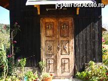 [P29] Ușa din lemn prin care se intră în interiorul bisericii, văzută din apropiere.  » foto by Floryn81
 - 
<span class="allrVoted glyphicon glyphicon-heart hidden" id="av382903"></span>
<a class="m-l-10 hidden" id="sv382903" onclick="voting_Foto_DelVot(,382903,12715)" role="button">șterge vot <span class="glyphicon glyphicon-remove"></span></a>
<a id="v9382903" class=" c-red"  onclick="voting_Foto_SetVot(382903)" role="button"><span class="glyphicon glyphicon-heart-empty"></span> <b>LIKE</b> = Votează poza</a> <img class="hidden"  id="f382903W9" src="/imagini/loader.gif" border="0" /><span class="AjErrMes hidden" id="e382903ErM"></span>