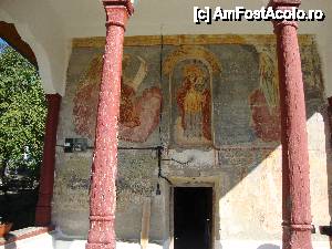 [P29] Mănăstirea Cârnu și împrejurimile sale / Intrarea în biserica ce poartă hramul ”Sfinții Arhangheli Mihail și Gavril”. Se observă ușa de mici dimensiuni, precum și profanările pe care le-au suferit picturile de-a lungul timpului.  » foto by Floryn81
 - 
<span class="allrVoted glyphicon glyphicon-heart hidden" id="av410759"></span>
<a class="m-l-10 hidden" id="sv410759" onclick="voting_Foto_DelVot(,410759,12715)" role="button">șterge vot <span class="glyphicon glyphicon-remove"></span></a>
<a id="v9410759" class=" c-red"  onclick="voting_Foto_SetVot(410759)" role="button"><span class="glyphicon glyphicon-heart-empty"></span> <b>LIKE</b> = Votează poza</a> <img class="hidden"  id="f410759W9" src="/imagini/loader.gif" border="0" /><span class="AjErrMes hidden" id="e410759ErM"></span>