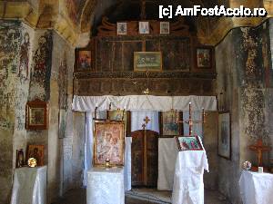 [P33] Mănăstirea Cârnu și împrejurimile sale / Catapeteasma bisericii cu hramul ”Sfinții Arhangheli Mihail și Gavril”, ce datează din secolul al XVI-lea. Se observă lemnul înnegrit de trecerea timpului.  » foto by Floryn81
 - 
<span class="allrVoted glyphicon glyphicon-heart hidden" id="av410763"></span>
<a class="m-l-10 hidden" id="sv410763" onclick="voting_Foto_DelVot(,410763,12715)" role="button">șterge vot <span class="glyphicon glyphicon-remove"></span></a>
<a id="v9410763" class=" c-red"  onclick="voting_Foto_SetVot(410763)" role="button"><span class="glyphicon glyphicon-heart-empty"></span> <b>LIKE</b> = Votează poza</a> <img class="hidden"  id="f410763W9" src="/imagini/loader.gif" border="0" /><span class="AjErrMes hidden" id="e410763ErM"></span>