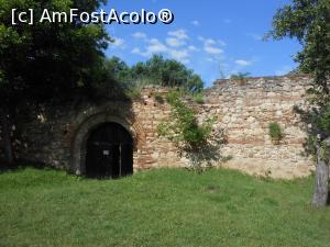 [P13] Mănăstirea-cetate Bradu - Zidul estic și poarta de la intrare. » foto by iulianic
 - 
<span class="allrVoted glyphicon glyphicon-heart hidden" id="av1322448"></span>
<a class="m-l-10 hidden" id="sv1322448" onclick="voting_Foto_DelVot(,1322448,12715)" role="button">șterge vot <span class="glyphicon glyphicon-remove"></span></a>
<a id="v91322448" class=" c-red"  onclick="voting_Foto_SetVot(1322448)" role="button"><span class="glyphicon glyphicon-heart-empty"></span> <b>LIKE</b> = Votează poza</a> <img class="hidden"  id="f1322448W9" src="/imagini/loader.gif" border="0" /><span class="AjErrMes hidden" id="e1322448ErM"></span>