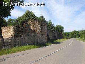 [P09] Mănăstirea-cetate Bradu - Zidul cu contraforți și rămășițele unui turn circular, de colț. » foto by iulianic
 - 
<span class="allrVoted glyphicon glyphicon-heart hidden" id="av1322444"></span>
<a class="m-l-10 hidden" id="sv1322444" onclick="voting_Foto_DelVot(,1322444,12715)" role="button">șterge vot <span class="glyphicon glyphicon-remove"></span></a>
<a id="v91322444" class=" c-red"  onclick="voting_Foto_SetVot(1322444)" role="button"><span class="glyphicon glyphicon-heart-empty"></span> <b>LIKE</b> = Votează poza</a> <img class="hidden"  id="f1322444W9" src="/imagini/loader.gif" border="0" /><span class="AjErrMes hidden" id="e1322444ErM"></span>
