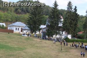 [P24] Mănăstirea Ciolanu Județul Buzău, Curtea cu mulțime de credincioși participanți la slujbă văzută din Clopotniță » foto by mprofeanu
 - 
<span class="allrVoted glyphicon glyphicon-heart hidden" id="av1412667"></span>
<a class="m-l-10 hidden" id="sv1412667" onclick="voting_Foto_DelVot(,1412667,12715)" role="button">șterge vot <span class="glyphicon glyphicon-remove"></span></a>
<a id="v91412667" class=" c-red"  onclick="voting_Foto_SetVot(1412667)" role="button"><span class="glyphicon glyphicon-heart-empty"></span> <b>LIKE</b> = Votează poza</a> <img class="hidden"  id="f1412667W9" src="/imagini/loader.gif" border="0" /><span class="AjErrMes hidden" id="e1412667ErM"></span>