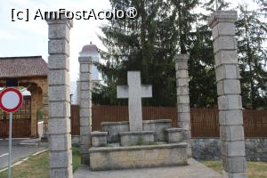 [P04] Mănăstirea Ciolanu, Județul Buzău, Troița de piatră din fața porții » foto by mprofeanu
 - 
<span class="allrVoted glyphicon glyphicon-heart hidden" id="av1412647"></span>
<a class="m-l-10 hidden" id="sv1412647" onclick="voting_Foto_DelVot(,1412647,12715)" role="button">șterge vot <span class="glyphicon glyphicon-remove"></span></a>
<a id="v91412647" class=" c-red"  onclick="voting_Foto_SetVot(1412647)" role="button"><span class="glyphicon glyphicon-heart-empty"></span> <b>LIKE</b> = Votează poza</a> <img class="hidden"  id="f1412647W9" src="/imagini/loader.gif" border="0" /><span class="AjErrMes hidden" id="e1412647ErM"></span>