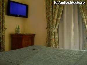 [P04] Camera, desi nu foarte mare, confortabila si dotata corespunzator. Geamul din dreapta oferea privelistea golfului Gaeta » foto by ctc
 - 
<span class="allrVoted glyphicon glyphicon-heart hidden" id="av365826"></span>
<a class="m-l-10 hidden" id="sv365826" onclick="voting_Foto_DelVot(,365826,12728)" role="button">șterge vot <span class="glyphicon glyphicon-remove"></span></a>
<a id="v9365826" class=" c-red"  onclick="voting_Foto_SetVot(365826)" role="button"><span class="glyphicon glyphicon-heart-empty"></span> <b>LIKE</b> = Votează poza</a> <img class="hidden"  id="f365826W9" src="/imagini/loader.gif" border="0" /><span class="AjErrMes hidden" id="e365826ErM"></span>