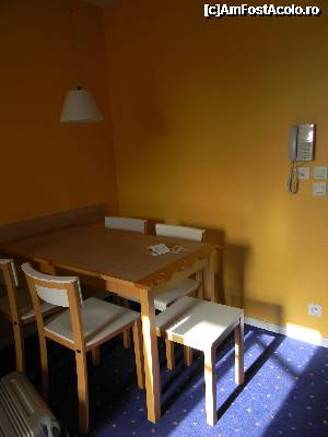 [P06] Zona de stat la masa, in stanga este televizorul » foto by MCM
 - 
<span class="allrVoted glyphicon glyphicon-heart hidden" id="av366279"></span>
<a class="m-l-10 hidden" id="sv366279" onclick="voting_Foto_DelVot(,366279,12742)" role="button">șterge vot <span class="glyphicon glyphicon-remove"></span></a>
<a id="v9366279" class=" c-red"  onclick="voting_Foto_SetVot(366279)" role="button"><span class="glyphicon glyphicon-heart-empty"></span> <b>LIKE</b> = Votează poza</a> <img class="hidden"  id="f366279W9" src="/imagini/loader.gif" border="0" /><span class="AjErrMes hidden" id="e366279ErM"></span>