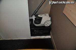 [P16] Aspiratorul si seiful. 
Pentru a activa inchiderea seifului: se inchide usita si se formeaza un cod de 4 cifre urmat de tasta '#'. Pentru a-l deschide se introduce doar codul de 4 cifre.  » foto by Catzus
 - 
<span class="allrVoted glyphicon glyphicon-heart hidden" id="av504322"></span>
<a class="m-l-10 hidden" id="sv504322" onclick="voting_Foto_DelVot(,504322,12742)" role="button">șterge vot <span class="glyphicon glyphicon-remove"></span></a>
<a id="v9504322" class=" c-red"  onclick="voting_Foto_SetVot(504322)" role="button"><span class="glyphicon glyphicon-heart-empty"></span> <b>LIKE</b> = Votează poza</a> <img class="hidden"  id="f504322W9" src="/imagini/loader.gif" border="0" /><span class="AjErrMes hidden" id="e504322ErM"></span>