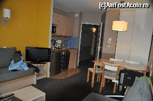 [P06] Televizor LCD care nu avea decat vre-o 12-14 camale. In fata-dreapta este dulapul de haine unde se afla si seiful.  » foto by Catzus
 - 
<span class="allrVoted glyphicon glyphicon-heart hidden" id="av504312"></span>
<a class="m-l-10 hidden" id="sv504312" onclick="voting_Foto_DelVot(,504312,12742)" role="button">șterge vot <span class="glyphicon glyphicon-remove"></span></a>
<a id="v9504312" class=" c-red"  onclick="voting_Foto_SetVot(504312)" role="button"><span class="glyphicon glyphicon-heart-empty"></span> <b>LIKE</b> = Votează poza</a> <img class="hidden"  id="f504312W9" src="/imagini/loader.gif" border="0" /><span class="AjErrMes hidden" id="e504312ErM"></span>