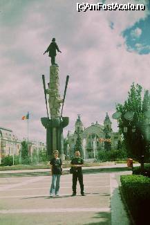[P27] Statuia lui Avram Iancu, din piaţa Avram Iancu, din Cluj. În fundal, Teatrul Naţional » foto by Costi
 - 
<span class="allrVoted glyphicon glyphicon-heart hidden" id="av43580"></span>
<a class="m-l-10 hidden" id="sv43580" onclick="voting_Foto_DelVot(,43580,12752)" role="button">șterge vot <span class="glyphicon glyphicon-remove"></span></a>
<a id="v943580" class=" c-red"  onclick="voting_Foto_SetVot(43580)" role="button"><span class="glyphicon glyphicon-heart-empty"></span> <b>LIKE</b> = Votează poza</a> <img class="hidden"  id="f43580W9" src="/imagini/loader.gif" border="0" /><span class="AjErrMes hidden" id="e43580ErM"></span>