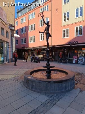 [P13] Uppsala, Fântâna Astronomul Celsius de pe strada pietonală Svartbäcksgatan » foto by mprofeanu
 - 
<span class="allrVoted glyphicon glyphicon-heart hidden" id="av1485211"></span>
<a class="m-l-10 hidden" id="sv1485211" onclick="voting_Foto_DelVot(,1485211,12754)" role="button">șterge vot <span class="glyphicon glyphicon-remove"></span></a>
<a id="v91485211" class=" c-red"  onclick="voting_Foto_SetVot(1485211)" role="button"><span class="glyphicon glyphicon-heart-empty"></span> <b>LIKE</b> = Votează poza</a> <img class="hidden"  id="f1485211W9" src="/imagini/loader.gif" border="0" /><span class="AjErrMes hidden" id="e1485211ErM"></span>