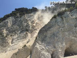 [P01] Avalanșă de pietre la Egremni. În partea dreaptă se vede o mică grotă unde stăteau doi tineri. Grota noastră se afla la 50 metri mai la stânga.  » foto by garcia
 - 
<span class="allrVoted glyphicon glyphicon-heart hidden" id="av676108"></span>
<a class="m-l-10 hidden" id="sv676108" onclick="voting_Foto_DelVot(,676108,12776)" role="button">șterge vot <span class="glyphicon glyphicon-remove"></span></a>
<a id="v9676108" class=" c-red"  onclick="voting_Foto_SetVot(676108)" role="button"><span class="glyphicon glyphicon-heart-empty"></span> <b>LIKE</b> = Votează poza</a> <img class="hidden"  id="f676108W9" src="/imagini/loader.gif" border="0" /><span class="AjErrMes hidden" id="e676108ErM"></span>