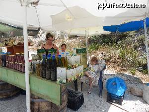 [P34] La intoarcerea din Porto Katsiki, pana in localitatea Komilio, punct de vanzare maslin, vin, miere, ulei de masline (5 euro litrul). Copilasul din foto invata deprinderile negustoresti inca de la varsta asta, nu sta la umbra ca e... cald » foto by adriananicoleta
 - 
<span class="allrVoted glyphicon glyphicon-heart hidden" id="av640973"></span>
<a class="m-l-10 hidden" id="sv640973" onclick="voting_Foto_DelVot(,640973,12776)" role="button">șterge vot <span class="glyphicon glyphicon-remove"></span></a>
<a id="v9640973" class=" c-red"  onclick="voting_Foto_SetVot(640973)" role="button"><span class="glyphicon glyphicon-heart-empty"></span> <b>LIKE</b> = Votează poza</a> <img class="hidden"  id="f640973W9" src="/imagini/loader.gif" border="0" /><span class="AjErrMes hidden" id="e640973ErM"></span>