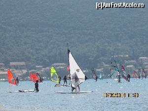 [P08] Apele blanzi din golful Vassiliki si surferii antrenandu/se.  » foto by calatorul
 - 
<span class="allrVoted glyphicon glyphicon-heart hidden" id="av558056"></span>
<a class="m-l-10 hidden" id="sv558056" onclick="voting_Foto_DelVot(,558056,12776)" role="button">șterge vot <span class="glyphicon glyphicon-remove"></span></a>
<a id="v9558056" class=" c-red"  onclick="voting_Foto_SetVot(558056)" role="button"><span class="glyphicon glyphicon-heart-empty"></span> <b>LIKE</b> = Votează poza</a> <img class="hidden"  id="f558056W9" src="/imagini/loader.gif" border="0" /><span class="AjErrMes hidden" id="e558056ErM"></span>
