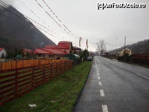 [P01] Am ajuns în Lepșa pe o vreme mohorâtă. Pe partea stângă a străzii se observă Pensiunea Rossvillas.  » foto by Floryn81
 - 
<span class="allrVoted glyphicon glyphicon-heart hidden" id="av610679"></span>
<a class="m-l-10 hidden" id="sv610679" onclick="voting_Foto_DelVot(,610679,12788)" role="button">șterge vot <span class="glyphicon glyphicon-remove"></span></a>
<a id="v9610679" class=" c-red"  onclick="voting_Foto_SetVot(610679)" role="button"><span class="glyphicon glyphicon-heart-empty"></span> <b>LIKE</b> = Votează poza</a> <img class="hidden"  id="f610679W9" src="/imagini/loader.gif" border="0" /><span class="AjErrMes hidden" id="e610679ErM"></span>