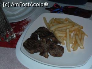 [P22] Ceafă de porc la grătar, cu cartofi prăjiți. În sâculeț sunt tacâmurile. » foto by Zoazore
 - 
<span class="allrVoted glyphicon glyphicon-heart hidden" id="av885308"></span>
<a class="m-l-10 hidden" id="sv885308" onclick="voting_Foto_DelVot(,885308,12803)" role="button">șterge vot <span class="glyphicon glyphicon-remove"></span></a>
<a id="v9885308" class=" c-red"  onclick="voting_Foto_SetVot(885308)" role="button"><span class="glyphicon glyphicon-heart-empty"></span> <b>LIKE</b> = Votează poza</a> <img class="hidden"  id="f885308W9" src="/imagini/loader.gif" border="0" /><span class="AjErrMes hidden" id="e885308ErM"></span>