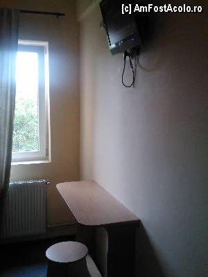 [P02] Desi a fost renovat de curand, curatenia nu este punctul forte al acestu hotel: la geamul murdar se vede draperia uzata, iar peretii sunt patati. » foto by c_d
 - 
<span class="allrVoted glyphicon glyphicon-heart hidden" id="av369630"></span>
<a class="m-l-10 hidden" id="sv369630" onclick="voting_Foto_DelVot(,369630,12808)" role="button">șterge vot <span class="glyphicon glyphicon-remove"></span></a>
<a id="v9369630" class=" c-red"  onclick="voting_Foto_SetVot(369630)" role="button"><span class="glyphicon glyphicon-heart-empty"></span> <b>LIKE</b> = Votează poza</a> <img class="hidden"  id="f369630W9" src="/imagini/loader.gif" border="0" /><span class="AjErrMes hidden" id="e369630ErM"></span>
