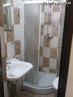 [P03] Baia, desi renovata de curand, era neingrijita. Se observa lipsa etajerei de la chiuveta, suportul de pahare nefunctional, geamul dusului murdar, imbinarile necuratate.  » foto by c_d
 - 
<span class="allrVoted glyphicon glyphicon-heart hidden" id="av369631"></span>
<a class="m-l-10 hidden" id="sv369631" onclick="voting_Foto_DelVot(,369631,12808)" role="button">șterge vot <span class="glyphicon glyphicon-remove"></span></a>
<a id="v9369631" class=" c-red"  onclick="voting_Foto_SetVot(369631)" role="button"><span class="glyphicon glyphicon-heart-empty"></span> <b>LIKE</b> = Votează poza</a> <img class="hidden"  id="f369631W9" src="/imagini/loader.gif" border="0" /><span class="AjErrMes hidden" id="e369631ErM"></span>