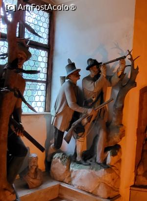 [P10] Lumina slaba din Sala de vanatoare, care o imita pe cea a lumanarilor, dezvaluie reprezentari sculptate, in marime naturala, ale animalelor padurii locale si ale unui grup de vanatori, in frunte cu contele Franz Enzenberg si oaspetele sau, arhiducele Franz-Joseph. » foto by geani anto
 - 
<span class="allrVoted glyphicon glyphicon-heart hidden" id="av1419424"></span>
<a class="m-l-10 hidden" id="sv1419424" onclick="voting_Foto_DelVot(,1419424,12814)" role="button">șterge vot <span class="glyphicon glyphicon-remove"></span></a>
<a id="v91419424" class=" c-red"  onclick="voting_Foto_SetVot(1419424)" role="button"><span class="glyphicon glyphicon-heart-empty"></span> <b>LIKE</b> = Votează poza</a> <img class="hidden"  id="f1419424W9" src="/imagini/loader.gif" border="0" /><span class="AjErrMes hidden" id="e1419424ErM"></span>