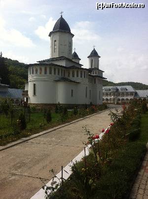 [P07] Biserica cea nouă,  văzută de la intrarea în mănăstire. » foto by Yersinia Pestis
 - 
<span class="allrVoted glyphicon glyphicon-heart hidden" id="av552807"></span>
<a class="m-l-10 hidden" id="sv552807" onclick="voting_Foto_DelVot(,552807,12826)" role="button">șterge vot <span class="glyphicon glyphicon-remove"></span></a>
<a id="v9552807" class=" c-red"  onclick="voting_Foto_SetVot(552807)" role="button"><span class="glyphicon glyphicon-heart-empty"></span> <b>LIKE</b> = Votează poza</a> <img class="hidden"  id="f552807W9" src="/imagini/loader.gif" border="0" /><span class="AjErrMes hidden" id="e552807ErM"></span>