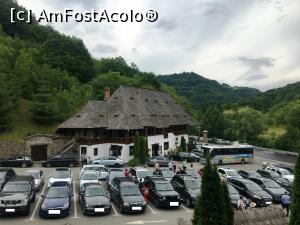 [P21] Parcarea de la mânăstite în fundal restaurant » foto by AZE
 - 
<span class="allrVoted glyphicon glyphicon-heart hidden" id="av1279435"></span>
<a class="m-l-10 hidden" id="sv1279435" onclick="voting_Foto_DelVot(,1279435,12832)" role="button">șterge vot <span class="glyphicon glyphicon-remove"></span></a>
<a id="v91279435" class=" c-red"  onclick="voting_Foto_SetVot(1279435)" role="button"><span class="glyphicon glyphicon-heart-empty"></span> <b>LIKE</b> = Votează poza</a> <img class="hidden"  id="f1279435W9" src="/imagini/loader.gif" border="0" /><span class="AjErrMes hidden" id="e1279435ErM"></span>