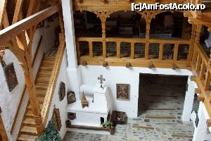 [P19] Fotografia, realizată de la etajul al doilea, surprinde cuptorul pe care este expusă o machetă a bisericii mănăstirii iar lângă el câteva obiecte de uz gospodăresc. Ușa de ieșire din Muzeu este în dreapta.  » foto by Utube
 - 
<span class="allrVoted glyphicon glyphicon-heart hidden" id="av380395"></span>
<a class="m-l-10 hidden" id="sv380395" onclick="voting_Foto_DelVot(,380395,12832)" role="button">șterge vot <span class="glyphicon glyphicon-remove"></span></a>
<a id="v9380395" class=" c-red"  onclick="voting_Foto_SetVot(380395)" role="button"><span class="glyphicon glyphicon-heart-empty"></span> <b>LIKE</b> = Votează poza</a> <img class="hidden"  id="f380395W9" src="/imagini/loader.gif" border="0" /><span class="AjErrMes hidden" id="e380395ErM"></span>
