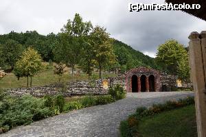 [P48] Locul unde se aprind lumânări pentru cei vii și cei morți. Biserica Mănăstirii este în dreapta.  » foto by Utube
 - 
<span class="allrVoted glyphicon glyphicon-heart hidden" id="av380432"></span>
<a class="m-l-10 hidden" id="sv380432" onclick="voting_Foto_DelVot(,380432,12832)" role="button">șterge vot <span class="glyphicon glyphicon-remove"></span></a>
<a id="v9380432" class=" c-red"  onclick="voting_Foto_SetVot(380432)" role="button"><span class="glyphicon glyphicon-heart-empty"></span> <b>LIKE</b> = Votează poza</a> <img class="hidden"  id="f380432W9" src="/imagini/loader.gif" border="0" /><span class="AjErrMes hidden" id="e380432ErM"></span>