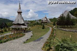 [P50] Vedere de ansamblu. În față, stânga este altarul de Vară, în mijloc se vede acoperișul de la Casa Duhovnicului, în dreapta ei este Stăreția iar în dreapta de tot, după brazi este Casa Maicilor.  » foto by Utube
 - 
<span class="allrVoted glyphicon glyphicon-heart hidden" id="av380434"></span>
<a class="m-l-10 hidden" id="sv380434" onclick="voting_Foto_DelVot(,380434,12832)" role="button">șterge vot <span class="glyphicon glyphicon-remove"></span></a>
<a id="v9380434" class=" c-red"  onclick="voting_Foto_SetVot(380434)" role="button"><span class="glyphicon glyphicon-heart-empty"></span> <b>LIKE</b> = Votează poza</a> <img class="hidden"  id="f380434W9" src="/imagini/loader.gif" border="0" /><span class="AjErrMes hidden" id="e380434ErM"></span>