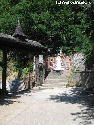 [P01] Poarta maramureşană şi Monumentul mănăstirii » foto by Michi
 - 
<span class="allrVoted glyphicon glyphicon-heart hidden" id="av577511"></span>
<a class="m-l-10 hidden" id="sv577511" onclick="voting_Foto_DelVot(,577511,12834)" role="button">șterge vot <span class="glyphicon glyphicon-remove"></span></a>
<a id="v9577511" class=" c-red"  onclick="voting_Foto_SetVot(577511)" role="button"><span class="glyphicon glyphicon-heart-empty"></span> <b>LIKE</b> = Votează poza</a> <img class="hidden"  id="f577511W9" src="/imagini/loader.gif" border="0" /><span class="AjErrMes hidden" id="e577511ErM"></span>