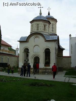 [P21] Mănăstirea Arnota - Biserica, intrarea. » foto by iulianic
 - 
<span class="allrVoted glyphicon glyphicon-heart hidden" id="av1236253"></span>
<a class="m-l-10 hidden" id="sv1236253" onclick="voting_Foto_DelVot(,1236253,12858)" role="button">șterge vot <span class="glyphicon glyphicon-remove"></span></a>
<a id="v91236253" class=" c-red"  onclick="voting_Foto_SetVot(1236253)" role="button"><span class="glyphicon glyphicon-heart-empty"></span> <b>LIKE</b> = Votează poza</a> <img class="hidden"  id="f1236253W9" src="/imagini/loader.gif" border="0" /><span class="AjErrMes hidden" id="e1236253ErM"></span>