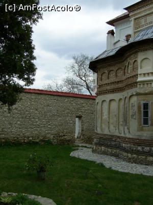 [P23] Mănăstirea Arnota - Biserica, nișe pe fațadă, » foto by iulianic
 - 
<span class="allrVoted glyphicon glyphicon-heart hidden" id="av1236255"></span>
<a class="m-l-10 hidden" id="sv1236255" onclick="voting_Foto_DelVot(,1236255,12858)" role="button">șterge vot <span class="glyphicon glyphicon-remove"></span></a>
<a id="v91236255" class=" c-red"  onclick="voting_Foto_SetVot(1236255)" role="button"><span class="glyphicon glyphicon-heart-empty"></span> <b>LIKE</b> = Votează poza</a> <img class="hidden"  id="f1236255W9" src="/imagini/loader.gif" border="0" /><span class="AjErrMes hidden" id="e1236255ErM"></span>
