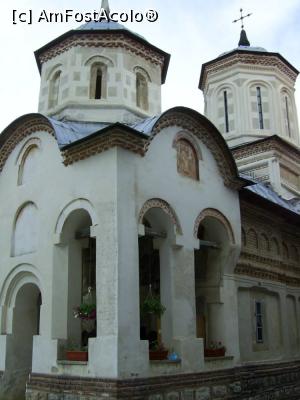 [P04] Mănăstirea Arnota - Biserica, intrarea și colțul sud-vestic. » foto by iulianic
 - 
<span class="allrVoted glyphicon glyphicon-heart hidden" id="av1236236"></span>
<a class="m-l-10 hidden" id="sv1236236" onclick="voting_Foto_DelVot(,1236236,12858)" role="button">șterge vot <span class="glyphicon glyphicon-remove"></span></a>
<a id="v91236236" class=" c-red"  onclick="voting_Foto_SetVot(1236236)" role="button"><span class="glyphicon glyphicon-heart-empty"></span> <b>LIKE</b> = Votează poza</a> <img class="hidden"  id="f1236236W9" src="/imagini/loader.gif" border="0" /><span class="AjErrMes hidden" id="e1236236ErM"></span>