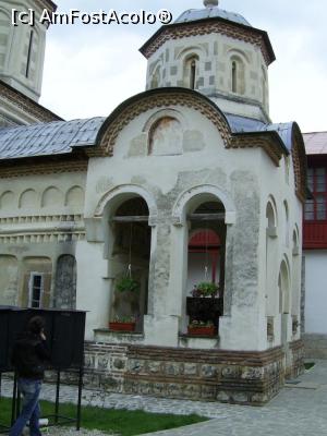 [P05] Mănăstirea Arnota - Biserica, intrarea și colțul nord-vestic. » foto by iulianic
 - 
<span class="allrVoted glyphicon glyphicon-heart hidden" id="av1236237"></span>
<a class="m-l-10 hidden" id="sv1236237" onclick="voting_Foto_DelVot(,1236237,12858)" role="button">șterge vot <span class="glyphicon glyphicon-remove"></span></a>
<a id="v91236237" class=" c-red"  onclick="voting_Foto_SetVot(1236237)" role="button"><span class="glyphicon glyphicon-heart-empty"></span> <b>LIKE</b> = Votează poza</a> <img class="hidden"  id="f1236237W9" src="/imagini/loader.gif" border="0" /><span class="AjErrMes hidden" id="e1236237ErM"></span>