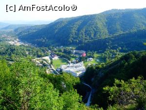 [P21] Mănăstirea Bistrița privită de la un punct de belvedere de pe drumul de acces către Arnota.  » foto by tata123 🔱
 - 
<span class="allrVoted glyphicon glyphicon-heart hidden" id="av916783"></span>
<a class="m-l-10 hidden" id="sv916783" onclick="voting_Foto_DelVot(,916783,12858)" role="button">șterge vot <span class="glyphicon glyphicon-remove"></span></a>
<a id="v9916783" class=" c-red"  onclick="voting_Foto_SetVot(916783)" role="button"><span class="glyphicon glyphicon-heart-empty"></span> <b>LIKE</b> = Votează poza</a> <img class="hidden"  id="f916783W9" src="/imagini/loader.gif" border="0" /><span class="AjErrMes hidden" id="e916783ErM"></span>