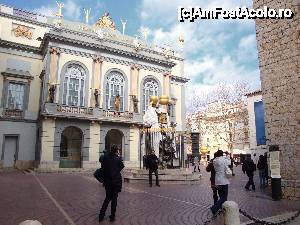 [P16] Teatre Museu Dalí din Figuerés: Piața Gala-Salvador Dali cu Monumentul Francesc Pujols în față. În prim plan intrarea monumentală în muzeu realizată de Horia Damian.  » foto by mariana.olaru
 - 
<span class="allrVoted glyphicon glyphicon-heart hidden" id="av436739"></span>
<a class="m-l-10 hidden" id="sv436739" onclick="voting_Foto_DelVot(,436739,12859)" role="button">șterge vot <span class="glyphicon glyphicon-remove"></span></a>
<a id="v9436739" class=" c-red"  onclick="voting_Foto_SetVot(436739)" role="button"><span class="glyphicon glyphicon-heart-empty"></span> <b>LIKE</b> = Votează poza</a> <img class="hidden"  id="f436739W9" src="/imagini/loader.gif" border="0" /><span class="AjErrMes hidden" id="e436739ErM"></span>