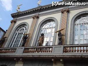 [P21] Teatre Museu Dalí din Figuerés: detaliu decorativ de deasupra intrării oficiale. Se remarcă din nou cultul pentru pâinea noastră cea de toate zilele...  » foto by mariana.olaru
 - 
<span class="allrVoted glyphicon glyphicon-heart hidden" id="av436755"></span>
<a class="m-l-10 hidden" id="sv436755" onclick="voting_Foto_DelVot(,436755,12859)" role="button">șterge vot <span class="glyphicon glyphicon-remove"></span></a>
<a id="v9436755" class=" c-red"  onclick="voting_Foto_SetVot(436755)" role="button"><span class="glyphicon glyphicon-heart-empty"></span> <b>LIKE</b> = Votează poza</a> <img class="hidden"  id="f436755W9" src="/imagini/loader.gif" border="0" /><span class="AjErrMes hidden" id="e436755ErM"></span>
