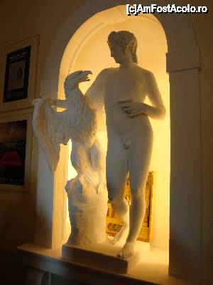 [P23] Teatre Museu Dalí din Figuerés: unul dintre exponatele clasice din holul de intrare.  » foto by mariana.olaru
 - 
<span class="allrVoted glyphicon glyphicon-heart hidden" id="av436760"></span>
<a class="m-l-10 hidden" id="sv436760" onclick="voting_Foto_DelVot(,436760,12859)" role="button">șterge vot <span class="glyphicon glyphicon-remove"></span></a>
<a id="v9436760" class=" c-red"  onclick="voting_Foto_SetVot(436760)" role="button"><span class="glyphicon glyphicon-heart-empty"></span> <b>LIKE</b> = Votează poza</a> <img class="hidden"  id="f436760W9" src="/imagini/loader.gif" border="0" /><span class="AjErrMes hidden" id="e436760ErM"></span>