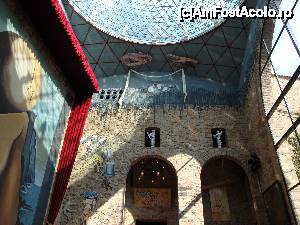 [P35] Teatre Museu Dalí din Figuerés: partea superioară a peretelui dinspre răsărit al sălii cupolei. Sus de tot se disting cele două mâini omagiu capodoperei lui Michelangelo din Capela Sixtină.  » foto by mariana.olaru
 - 
<span class="allrVoted glyphicon glyphicon-heart hidden" id="av436791"></span>
<a class="m-l-10 hidden" id="sv436791" onclick="voting_Foto_DelVot(,436791,12859)" role="button">șterge vot <span class="glyphicon glyphicon-remove"></span></a>
<a id="v9436791" class=" c-red"  onclick="voting_Foto_SetVot(436791)" role="button"><span class="glyphicon glyphicon-heart-empty"></span> <b>LIKE</b> = Votează poza</a> <img class="hidden"  id="f436791W9" src="/imagini/loader.gif" border="0" /><span class="AjErrMes hidden" id="e436791ErM"></span>
